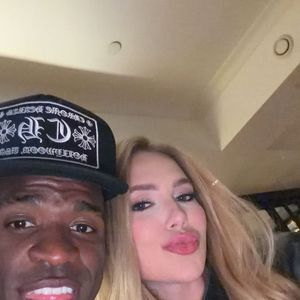 Depois do jogo, Vini Jr. publicou uma selfie com Virgínia com direito a um coração, mas o boné roubou a cena