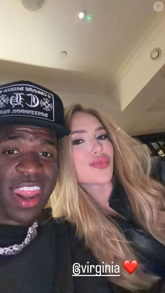 Depois do jogo, Vini Jr. publicou uma selfie com Virgínia com direito a um coração, mas o boné roubou a cena