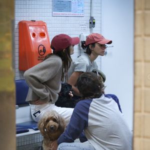 Bruna Marquezine e Shawn Mendes foram flagrados embarcando no Aeroporto Santos Dumont, no Rio, ao lado de Sasha Meneghel e João Lucas após festa em Angra dos Reis