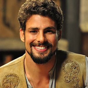 2011: quase cacheado novamente, Cauã Reymond viveu Jesuíno Araújo em 'Cordel Encantado'
