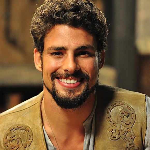 2011: quase cacheado novamente, Cauã Reymond viveu Jesuíno Araújo em 'Cordel Encantado'