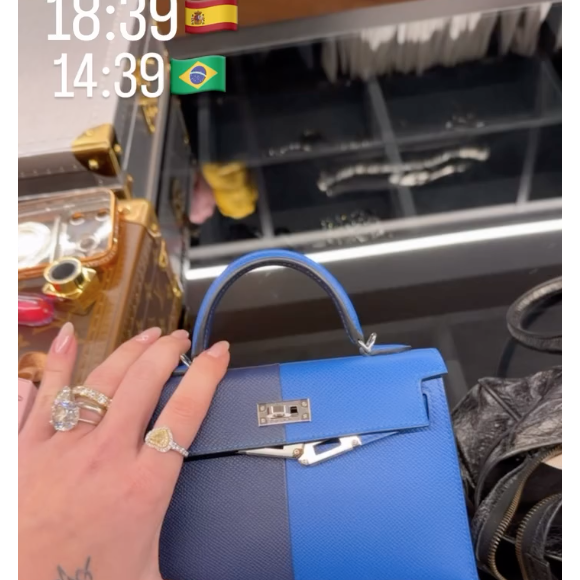 Em seus stories, Virgínia Fonseca brincou com o espaço da mini bolsa, dizendo que não cabia quase nada