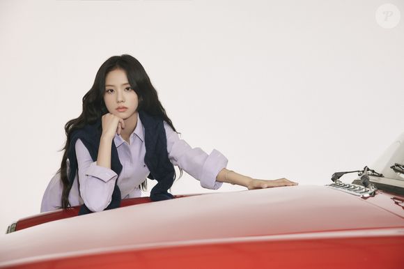 Moda de Jisoo evoca a estética preppy com um ar despojado.