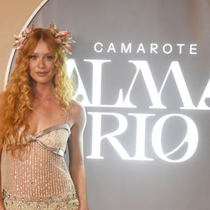 O look de luxo com transparência e plumas de Marina Ruy Barbosa atraiu holofotes