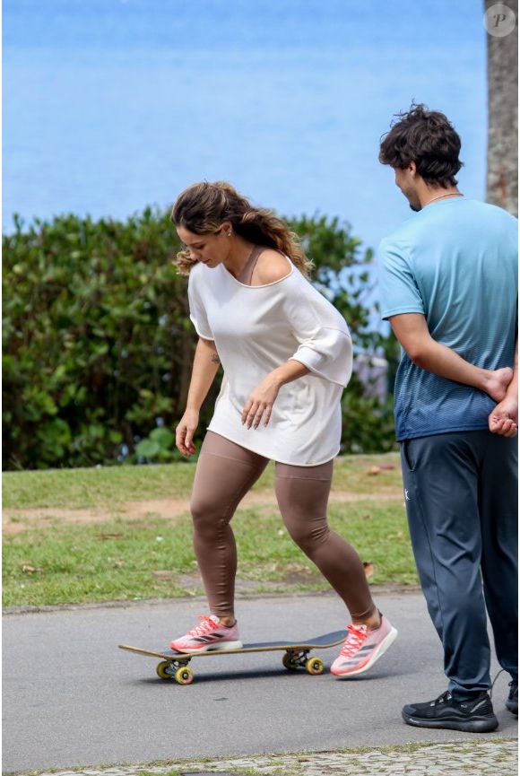 Paolla Oliveira surge radical sobre skate nas gravações de 'Vale Tudo' e deixa fãs intrigados com companhia especial