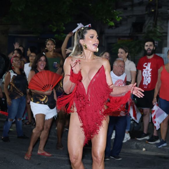 Flávia Alessandra escolheu um body recortado para o ensaio do carnaval 2025 do Salgueiro em 16 de janeiro de 2025
