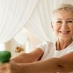 Denise Austin, personal trainer de 69 anos, lista os três melhores exercícios com halteres para mulheres +50: 'O treinamento de força é muito importante à medida que envelhecemos'
