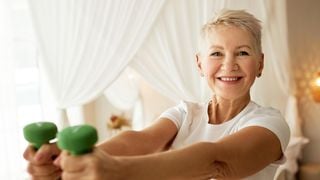 Denise Austin, personal trainer de 69 anos, lista os três melhores exercícios com halteres para mulheres +50: 'O treinamento de força é muito importante à medida que envelhecemos'