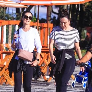 A apresentadora chamou atenção ao surgir caminhando pela orla da Barra da Tijuca em mais um momento dedicado à qualidade de vida
