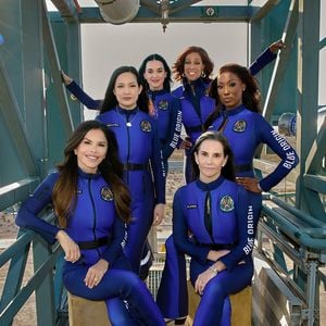 Katy Perry a bordo da cápsula da Blue Origin, que levou seis mulheres ao espaço em um voo histórico de apenas 11 minutos.