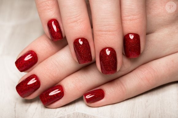 Esmalte vermelho rubi é uma cor-tendência nesta temporada