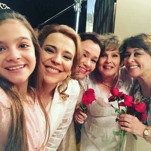 Momento de confraternização de 'Além do Tempo' com elenco em 2016: Mel Maia, Ana Beatriz Nogueira, Julia Lemmertz, Louise Cardoso e Nívea Maria