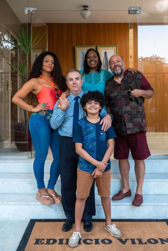 As cenas com Juliana Alves, Otávio Müller, Rejane Faria e Augusto Madeira ainda não funcionam. O humor não avança, e situações repetitivas como a trama dos sogros "encostados" também soa batida e pouco criativa.