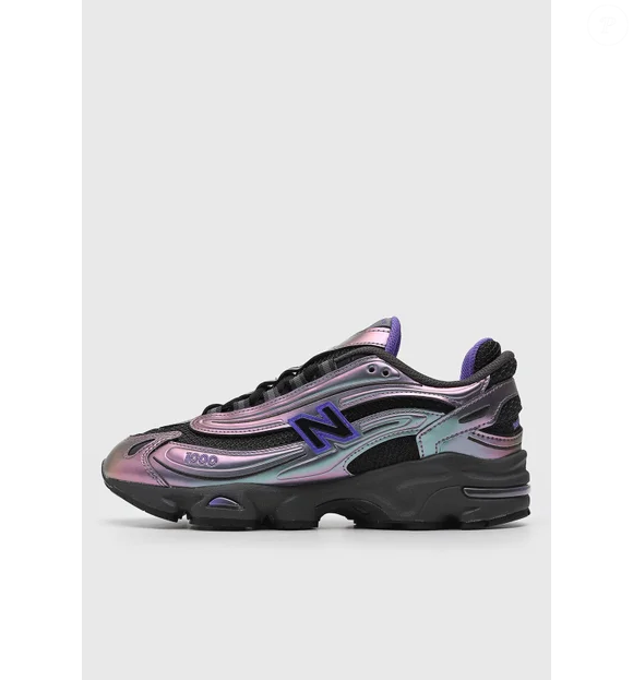 Tênis com efeito 'mancha de óleo' da New Balance ganha destaque em 2026 e promete substituir os modelos básicos com visual futurista