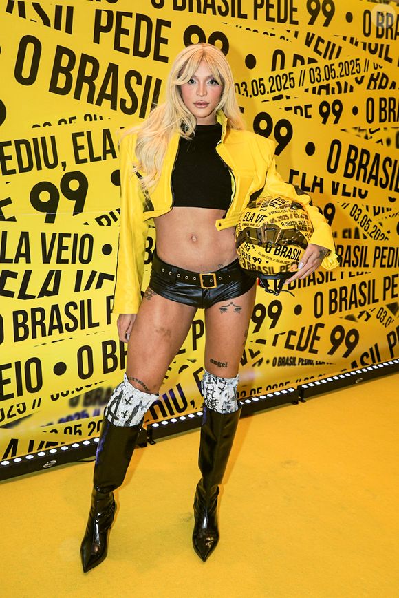 Show da Lady Gaga no Rio: antes de subir ao palco, Pabllo Vittar escolheu um short micro com cropped para o evento