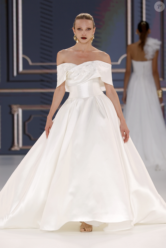 O vestido de noiva com decote ombro a ombro ganhou um toque clássico nesta peça