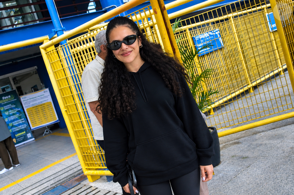 Maísa vai toda de preto votar em seu candidato nas eleições 2026