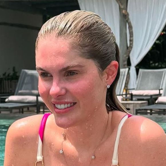 Bárbara Evans posa de biquíni após susto com o filho, recebe comentário polêmico sobre picada de escorpião e dispara: 'Por qual motivo...'