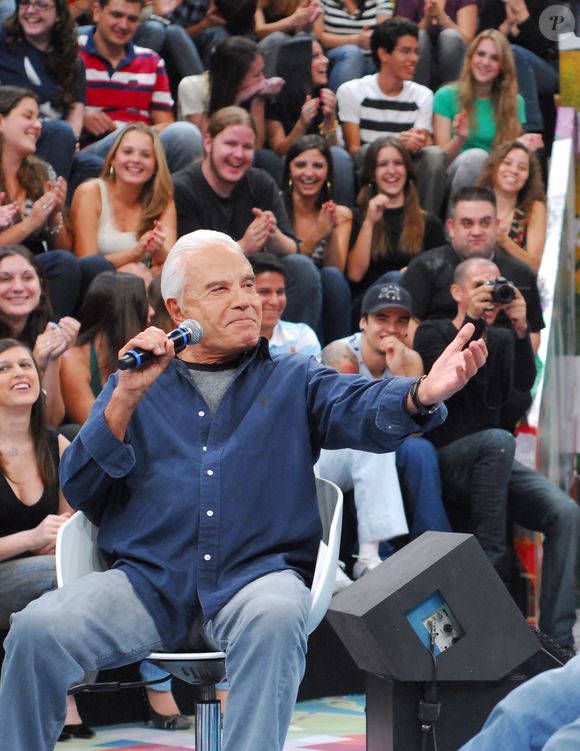 A prisão ocorreu depois que sua ex-mulher registrou um boletim de ocorrência, relatando ter sido ameaçada e agredida com um revólver. Diante da denúncia, ela solicitou uma medida protetiva.