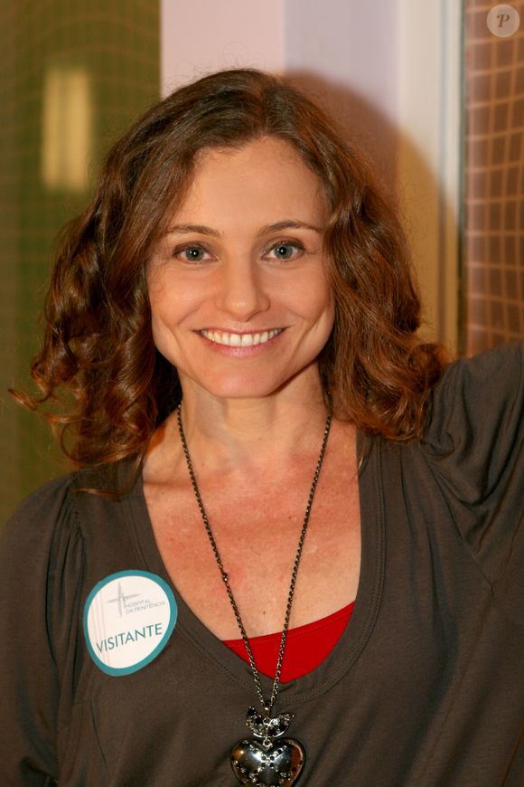 'Ele me disse que se eu acrescentasse um y ao nome nunca mais assinaria um cheque vermelho na vida. Realmente a minha vida financeira deu um up!', afirmou Carolyna Aguiar