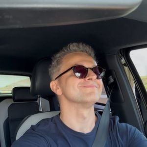 Lucas Lima praticou acro yoga na companhia do menino. Trata-se de uma versão alternativa do yoga que mistura os exercícios clássicos com acrobacia e artes circenses