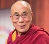 Tenzin Gyatso, o 14º Dalai Lama, tornou-se conhecido mundialmente pela defesa da paz, da compaixão e do diálogo
