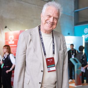 No Rio2C, Pedro Bial demonstra o equilíbrio perfeito da estética corpcore casual ao combinar um terno sob medida em tom areia com camiseta leve e tênis escuros