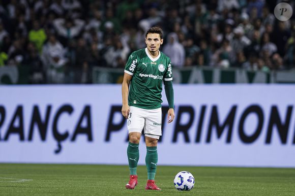 Atualmente com 30 anos, Raphael Veiga segue uma dieta balanceada para manter seu corpo