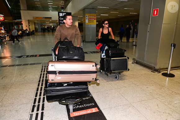 Irmão de Anitta, Renan Machado desembarcou em Guarulhos (SP) com a namorada, Hariany Almeida, em 2 de abril de 2026