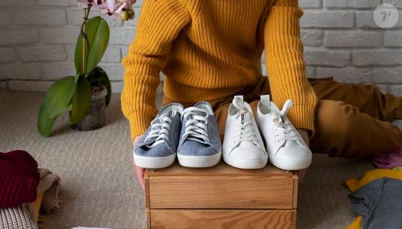 Brincadeiras simbólicas como as de calçar os sapatos do pai ou da mãe ajudam os filhos a aprender mais sobre empatia e compreensão social