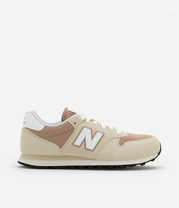 Os novos New Balance 500V2, em tom tostado e com delicados detalhes em amarelo manteiga, são os novos queridinhos das mulheres estilosas