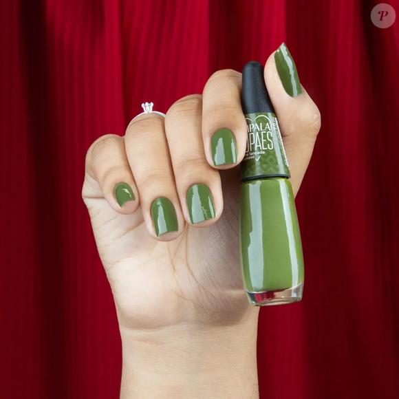 O verde-escuro intenso aparece como uma das grandes apostas para mulheres que querem unhas impactantes durante os jogos. A tonalidade conversa diretamente com o clima da torcida, mas em uma versão mais sofisticada e elegante. O esmalte custa R$ 8,00