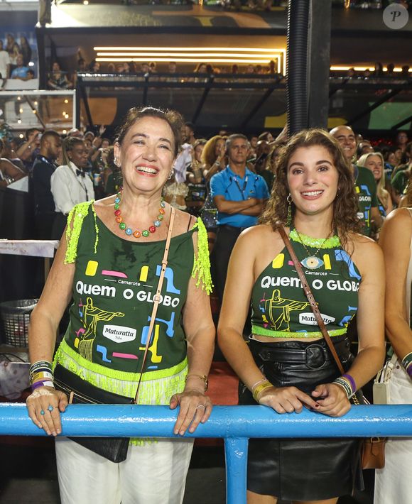 Carnaval 2026: depois de desfilar pela Mocidade, Lília Cabral posou com um abadá e calça comfy em um camarote