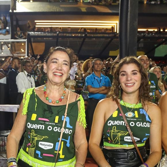 Carnaval 2026: depois de desfilar pela Mocidade, Lília Cabral posou com um abadá e calça comfy em um camarote