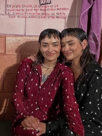 'Nunca imaginamos que estaríamos na Netflix': duas gêmeas saíram de um salão em comuna na Argentina para sucesso mundial 'Na Lama'