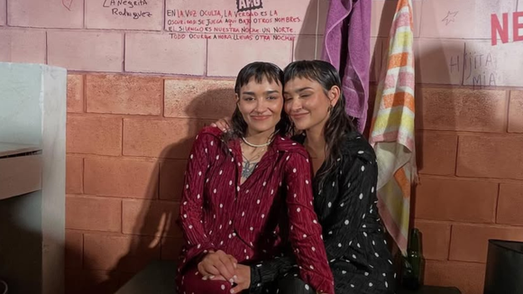 'Nunca imaginamos que estaríamos na Netflix': duas gêmeas saíram de um salão em comuna na Argentina para sucesso mundial 'Na Lama'