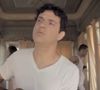 Jorge Vercillo lançou um videoclipe para a faixa 'Olhos de Nunca Mais', com Renata e Eva dançando ao fundo