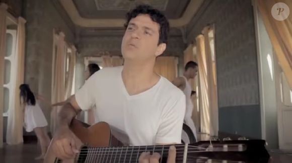 Jorge Vercillo lançou um videoclipe para a faixa 'Olhos de Nunca Mais', com Renata e Eva dançando ao fundo