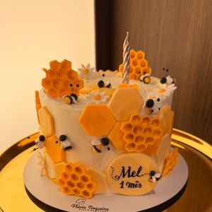 Casal comemorou o mêsversário de Mel com um bolinho em tons de amarelo com detalhes de abelhas e favo de mel