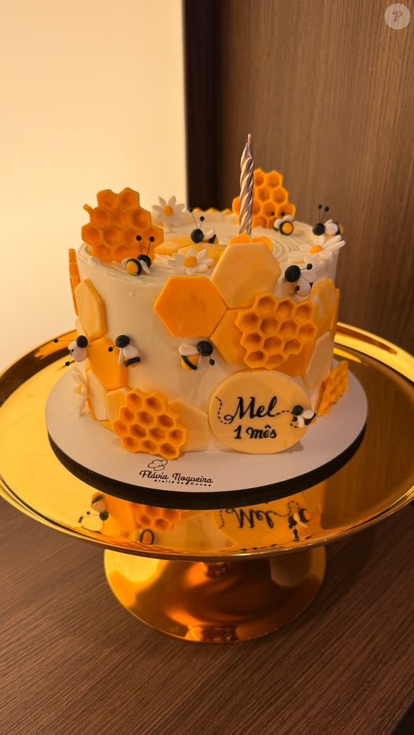 Casal comemorou o mêsversário de Mel com um bolinho em tons de amarelo com detalhes de abelhas e favo de mel