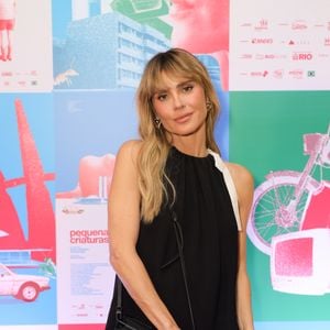 O laço branco aplicado ao vestido criou contraste delicado na produção de Carolina Dieckmmann