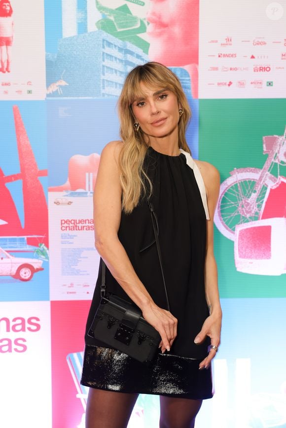 O laço branco aplicado ao vestido criou contraste delicado na produção de Carolina Dieckmmann