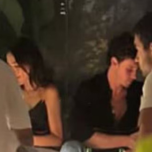 Bruna Marquezine e Shawn Mendes foram flagrados dentro do restaurante. Os dois estavam acompanhados de amigos