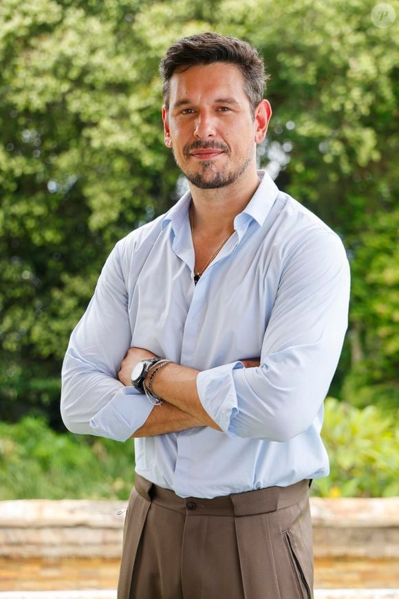 No remake de 'Vale Tudo', Renato (João Vicente Castro) e Leila (Carolina Dieckmann) terão um envolvimento; eles vão namorar, mas a ex-namorada do chefe da Tomorrow vai chegar para alertar Leila (Carolina Dieckmann).