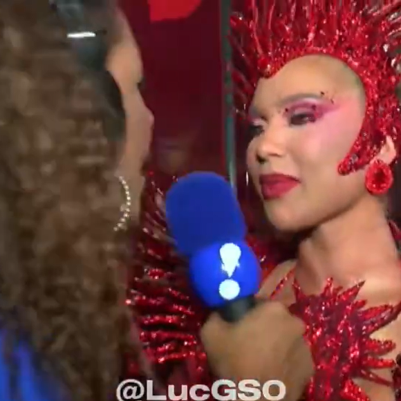 Virgínia foi entrevistada pela RedeTV antes de desfilar na Grande Rio