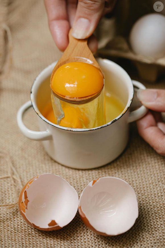 Presente nos ovos crus, a Salmonella pode causar intoxicação alimentar, diarreia, febre, cólicas e vômitos - e até levar à morte