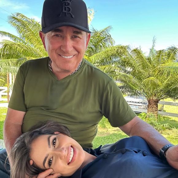 Amado Batista, marido da miss Calita Franciele, enfrenta problema com a Justiça e é acusado de fechar contrato com empresa concorrente para fornecimento de alimentos e serviços à sua fazenda