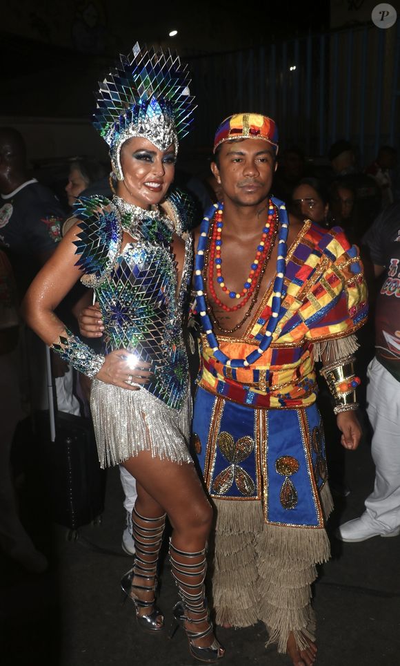 Xamã posou com a musa da Grande Rio Gardênia Cavalcanti antes de desfile