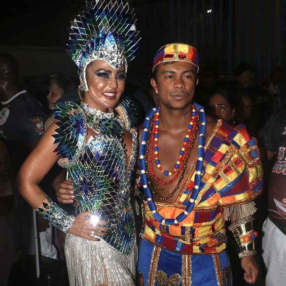 Xamã posou com a musa da Grande Rio Gardênia Cavalcanti antes de desfile