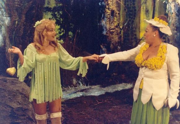 Angélica foi convidada para reviver a Fada Bela, sua personagem em 'Caça Talentos' (1996-1998), pelos 60 anos de Globo